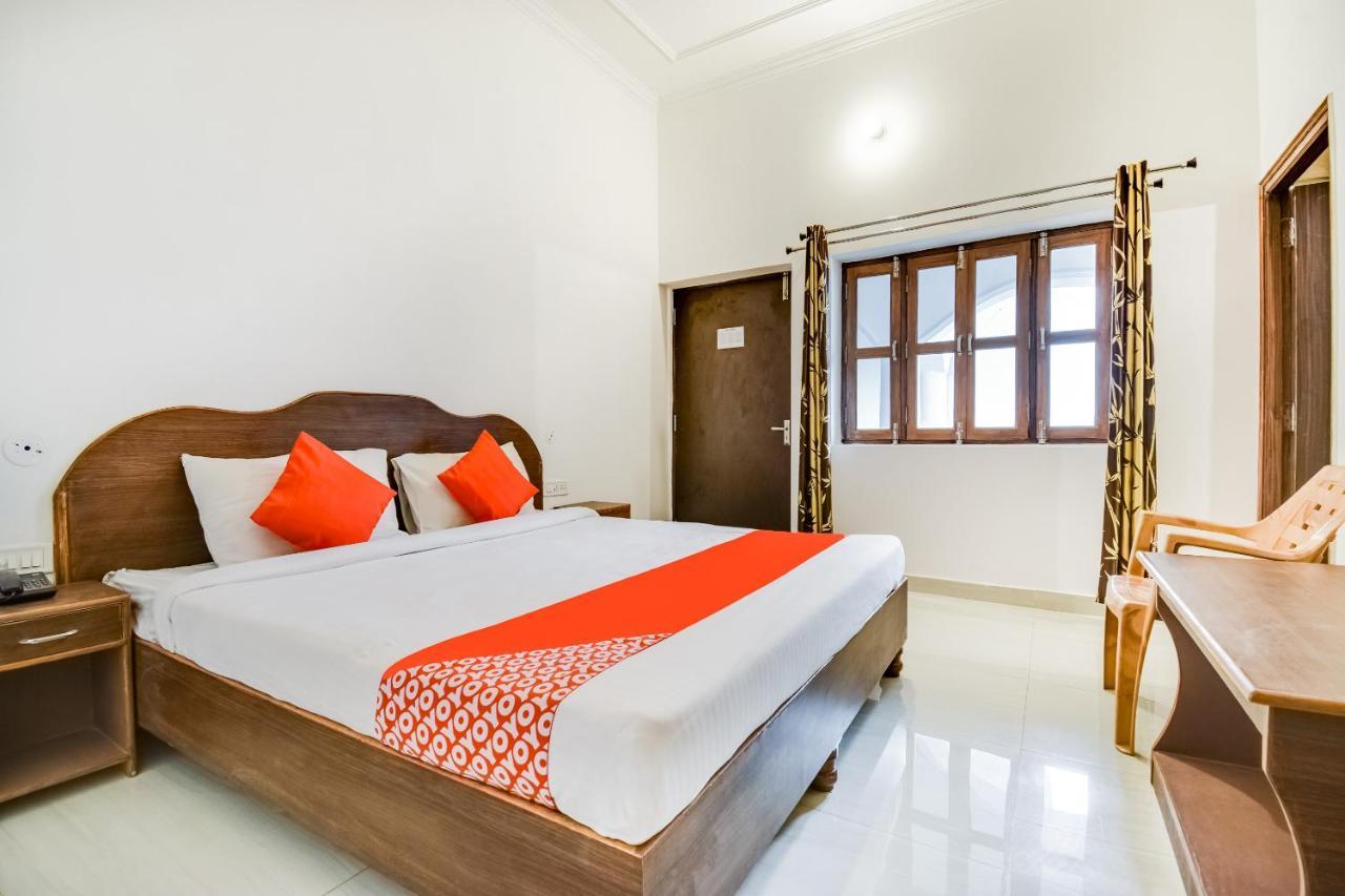 Capital O 23129 Chelsea Palace Hotell Khajurāho Exteriör bild
