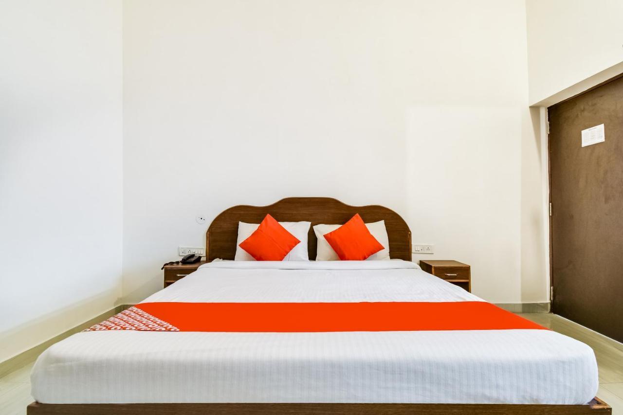 Capital O 23129 Chelsea Palace Hotell Khajurāho Exteriör bild