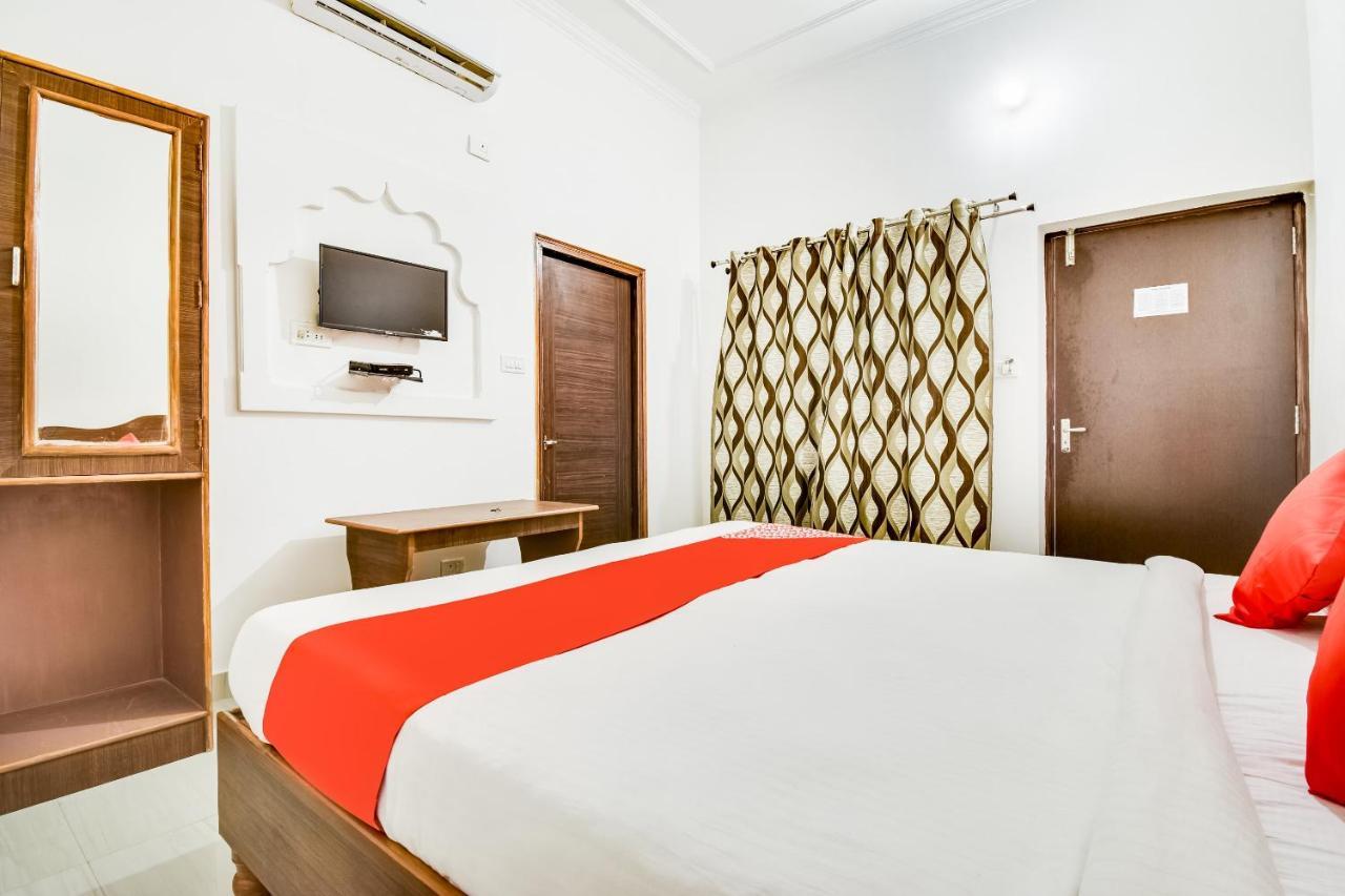 Capital O 23129 Chelsea Palace Hotell Khajurāho Exteriör bild