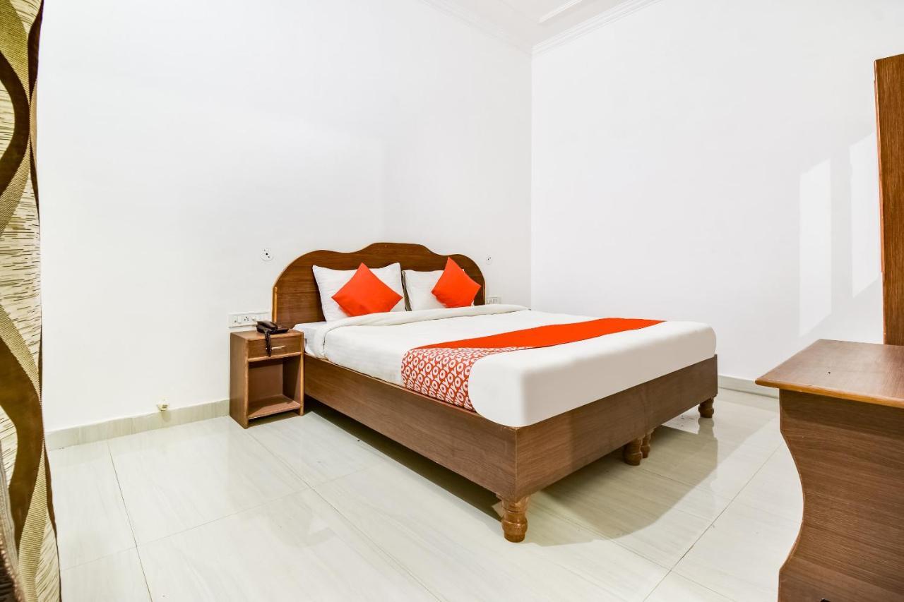 Capital O 23129 Chelsea Palace Hotell Khajurāho Exteriör bild