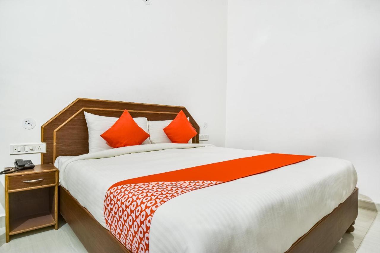 Capital O 23129 Chelsea Palace Hotell Khajurāho Exteriör bild